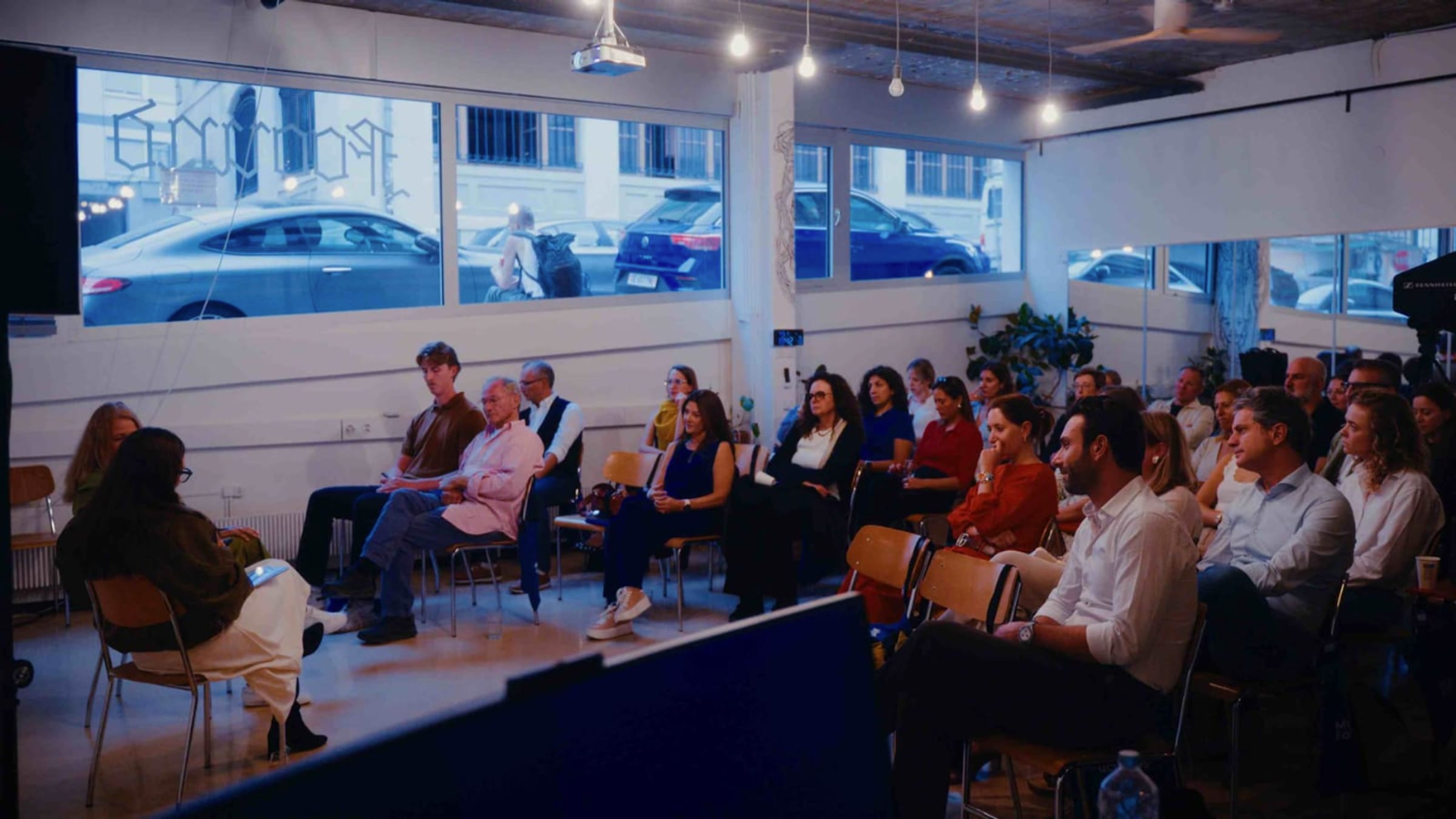 A full room of guests listening to the fireside conversation at the Marketing Factories Meetup, Geneva